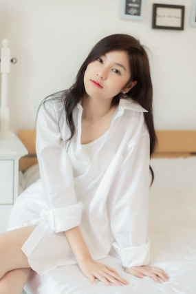 白衬衫诱惑美女人体图片